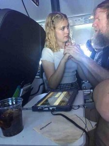 15-jährige Clara praktiziert taktile Gebärden mit dem Flugzeuggast